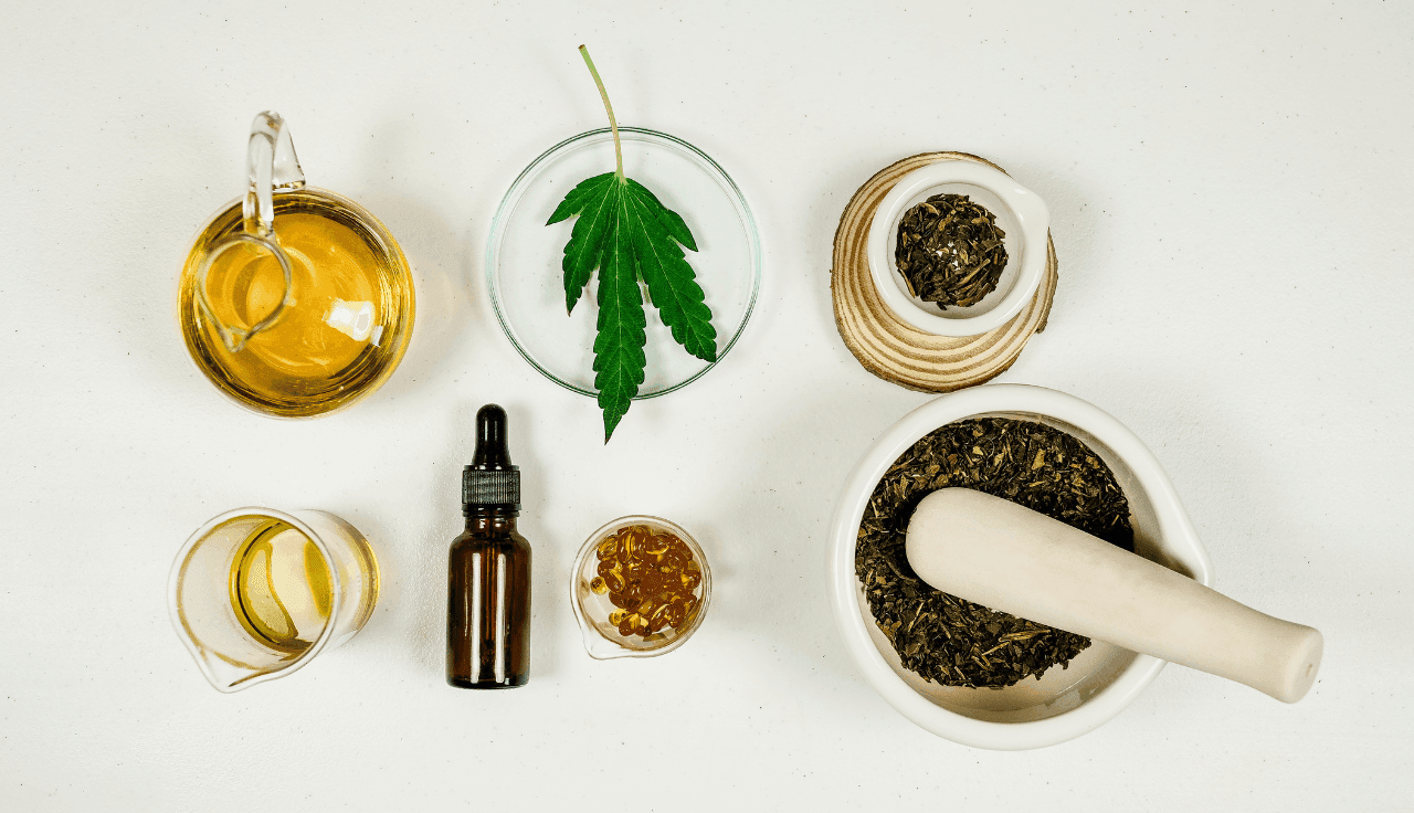 verschiedene Cannabisextrakte und Utensilien